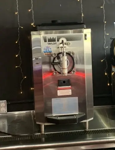 Taylor 430 – High-capacity, commercial-grade unit ideal for large events and extended lease use. Smooth, consistent pours. Requires 120V outlet on a dedicated 20 amp breaker. Customer must verify outlet before delivery.